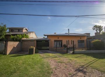 Casa · 750m² · 4 Ambientes · 1 Cochera · Venta Casa 4 Ambientes Chalet Amplio Parque Pileta Moreno