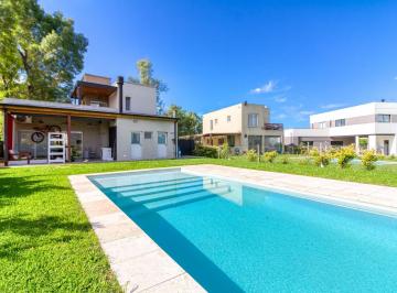Casa · 179m² · 4 Ambientes · 5 Cocheras · Venta Casa 4 Ambientes con Piscina Jardin en Pilar del Este - Anticipo y Cuotas - Permuta