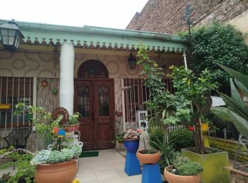 Casa · 162m² · 4 Ambientes · 1 Cochera · Venta Casa 4 Ambientes Cochera Patio Oportunidad Moron Sur Permuta