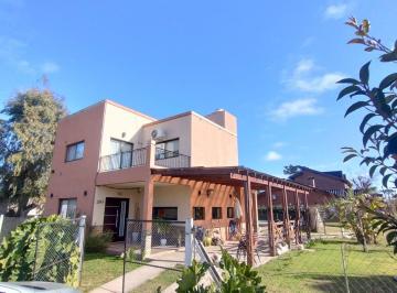 Casa · 648m² · 4 Ambientes · 1 Cochera · Venta Casa 4 Ambientes Pileta Parque Francisco Alvarez Apto Credito