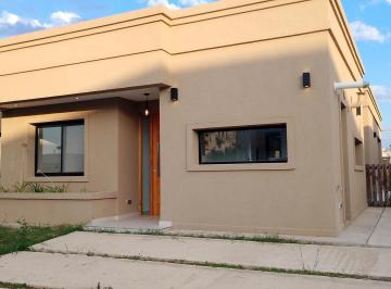 Casa · 557m² · 4 Ambientes · 2 Cocheras · Venta Casa 4 Ambientes a Estrenar Impecable en Barrio Santa Elena
