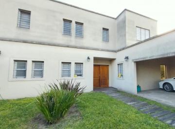 Casa · 250m² · 5 Ambientes · 2 Cocheras · Venta Casa 5 Ambientes Pileta Parrilla Luminoso Garin Centro Apto Credito Permuta