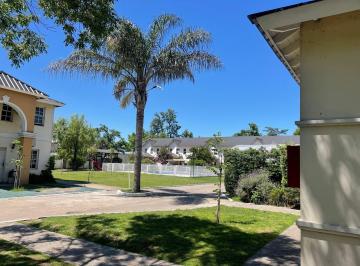 Casa · 121m² · 4 Ambientes · 1 Cochera · Venta Triplex 4 Ambientes con Jardín - Condominio C/ Seguridad - Permuta y Apto Credito!