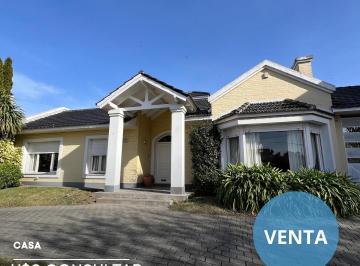 Casa · 320m² · 6 Ambientes · 4 Cocheras · Increíble Casa de 320 m², 4 Dorm. en Barrio El Cerrito, Tandil