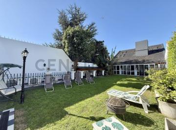 Casa · 495m² · 6 Ambientes · 1 Cochera · Venta Casa de 6 Ambientes con Jardín, Quincho y Cochera – Olivos