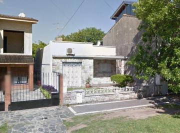 Casa · 90m² · 3 Ambientes · Casa de 2 Dorm. y Fdo Libre. Actualmente Alquilada. Ideal Inversión. L. de Zamora