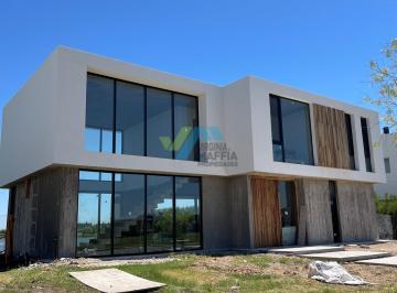 Casa · 230m² · 4 Ambientes · 2 Cocheras · Casa en Venta en San Sebastian - Area 5, San Sebastian, Escobar