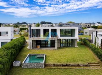 Casa · 230m² · 4 Ambientes · 2 Cocheras · Casa en Venta en San Sebastian - Area 5, San Sebastian, Escobar