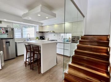 Casa · 178m² · 6 Ambientes · 1 Cochera · Casa Venta