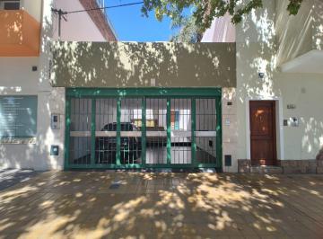 Casa · 178m² · 8 Ambientes · 2 Cocheras · Casa Céntrica. 2 Plantas. Catamarca 58 (S). Frente a Plaza Laprida.