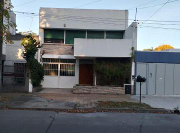 Casa de 6 ambientes, La Plata · Casa con 600 m² Terreno y 3 Dorm. en Venta en La Plata