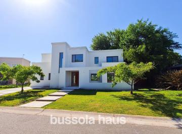 Casa · 223m² · 4 Ambientes · 2 Cocheras · Casa en San Matias de 4 Ambientes con Pileta