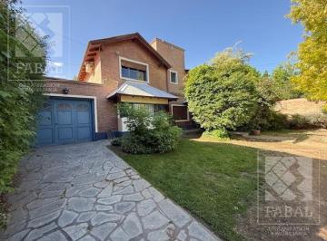 Casa · 282m² · 7 Ambientes · 4 Cocheras · Casa Venta Jardines del Rey, 3 Dorm., 3 Baños, Quincho - Garaje y Jardín