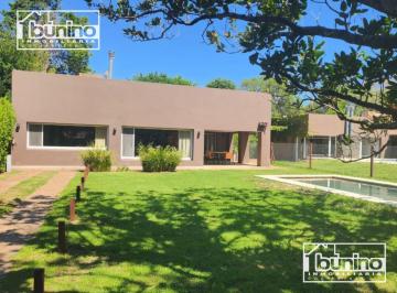 Casa · 200m² · 4 Ambientes · Alquiler Temporario en Funes - 2 Dorm.