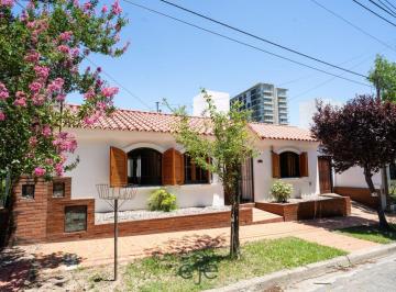 Casa de 6 ambientes, Córdoba · Casa de Una Planta - 3 Dorm. Uno en Suite - Pileta y Quincho, Estado de Conservación Excelente.