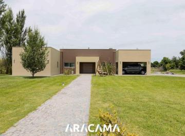 Casa · 227m² · 6 Ambientes · 2 Cocheras · Casa en Venta en Estancia Villa Maria