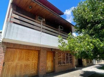 Casa de 4 ambientes, Quilmes · Chalet en Quilmes - a m de La Avs.