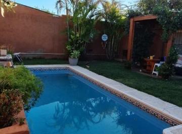Casa · 200m² · 4 Ambientes · 2 Cocheras · Casa en Venta de 3 Dorm. con Pileta en Barrio Rosedal