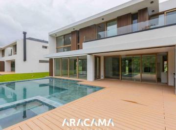 Casa · 349m² · 6 Ambientes · 2 Cocheras · Casa en Venta en Saint Thomas Este
