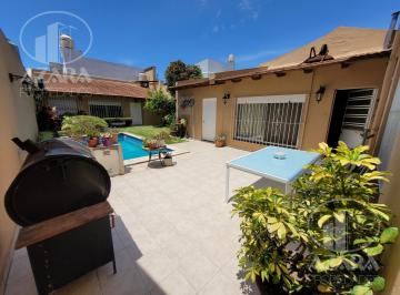 Casa · 249m² · 6 Ambientes · 1 Cochera · Excelente Casa de 6 Ambientes con Jardín y Pileta en Villa Martelli