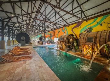 Edificio · 1800m² · Hotel de Selva