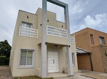 Casa · 173m² · 4 Ambientes · 4 Cocheras · Casa a La Venta 5 Dorm. y Pileta. Barrio Los Arenales