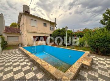 Casa · 150m² · 5 Ambientes · 2 Cocheras · Casa de 3 Dorm., con Escritorio, Cochera Doble y Jardin con Pileta en Tandil Centro. Permuta!