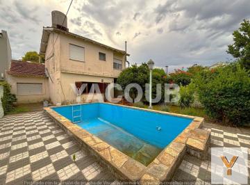 Casa · 150m² · 5 Ambientes · 2 Cocheras · Casa de 3 Dorm., con Escritorio, Cochera Doble y Jardin con Pileta en Tandil Centro. Permuta!