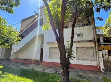 Casa · 328m² · 4 Dormitorios · 2 Cocheras · Salón Comercial y Vivienda a m de Av 25 de Mayo!