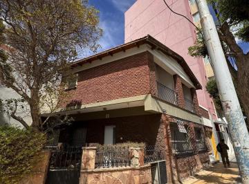 Casa · 300m² · 2 Dormitorios · Venta de Casa, Precio Único. Centro de Comodoro