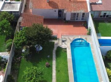 Casa · 286m² · 8 Ambientes · 1 Cochera · Elegancia y Espacio: Casa con Piso de Mármol, Patio de 40 m, Patio de Invierno y Ubicación