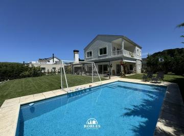 Casa · 234m² · 5 Ambientes · Moderno Chalet, en El Exclusivo Sector Las Lomas del Barrio Privado Rumencó.