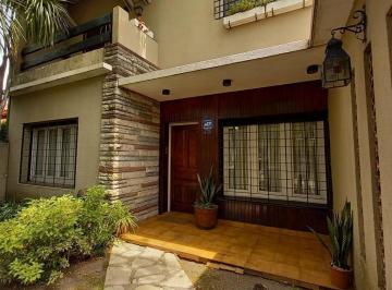 Casa · 141m² · 4 Ambientes · 1 Cochera · Chalet en Castelar Norte - Muy Buen Estado
