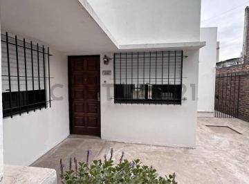 Casa · 70m² · 3 Ambientes · 1 Cochera · 63 Bis Entre 137 y 138. Casa de 2 Habitaciones en Venta