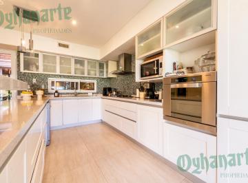 Casa · 308m² · 5 Ambientes · Venta - Chalet en Castelar 5 Amb.