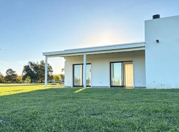 Casa · 101m² · 3 Ambientes · 1 Cochera · Casa a Estrenar Que Invita a Disfrutar de un Estilo de Vida Sereno en La Federala Club de Campo