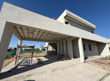 Casa · 320m² · 6 Ambientes · 4 Cocheras · Casa en Venta de 5 Dorm. con Piscina
