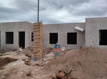 Casa · 65m² · 3 Ambientes · 2 Cocheras · Casa en Venta en Calle Ernesto Guevara y Los Ciruelos