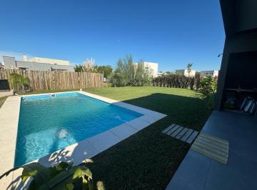 Casa · 160m² · 4 Ambientes · Casa en Venta en Santa Elena Pilar del Este | Vco Propiedades