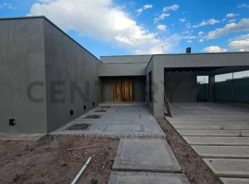 Casa · 200m² · 5 Ambientes · 4 Cocheras · Moderna Casa en Venta en Rincon Viamonte
