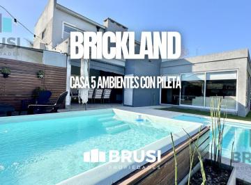 Casa · 176m² · 5 Ambientes · 5 Cocheras · Casa en Venta en El Barrio Privado Brickland, Canning - 5 Ambientes con Pileta