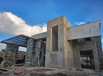 Casa de 10 ambientes, Chacras de Coria · Marina Pittari Propiedades Vende Excepcional Residencia en Barrio Rincón Viamonte Chacras de Coria