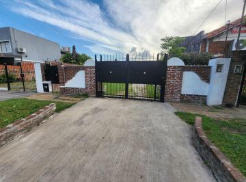 Casa · 80m² · 4 Ambientes · 3 Cocheras · Casa a La Venta en El Centro de Merlo - Bs. As.