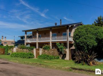 Casa · 200m² · 7 Ambientes · 1 Cochera · Casa en Venta a Dos Cuadras de Luna Roja