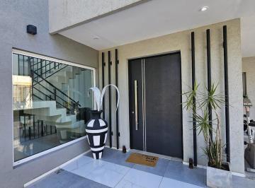 Casa · 300m² · 6 Ambientes · 2 Cocheras · Casa en Santa Guadalupe