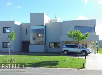 Casa · 420m² · 5 Ambientes · 2 Cocheras · Casa 5 Amb. C/cochera - Quincho y Pileta - Lote 1188 m² - 420 m² Cub. - Terravista
