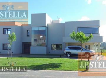 Casa · 420m² · 5 Ambientes · 2 Cocheras · Casa 5 Amb. C/cochera - Quincho y Pileta - Lote 1188 m² - 420 m² Cub. - Terravista