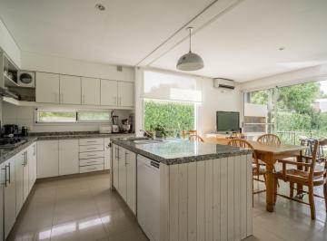 Casa · 200m² · 5 Ambientes · 1 Cochera · Las Liebres/excelente Casa con Jardin, Pileta y Muy Buena Ubicación.