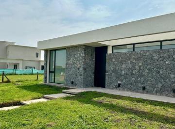 Casa · 178m² · 4 Ambientes · 1 Cochera · Casa en San Simon a Estrenar