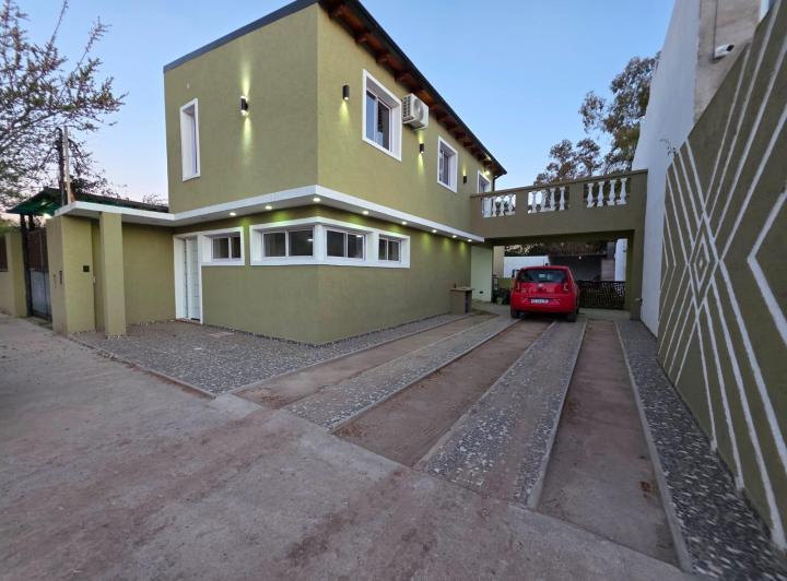 Casa · 220m² · 5 Ambientes · 5 Cocheras